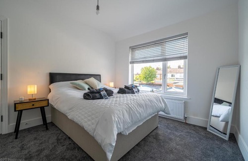 London Borough of Ealing House | Modern 5 bed home in Ealing, free driveway parking, sleeps 8