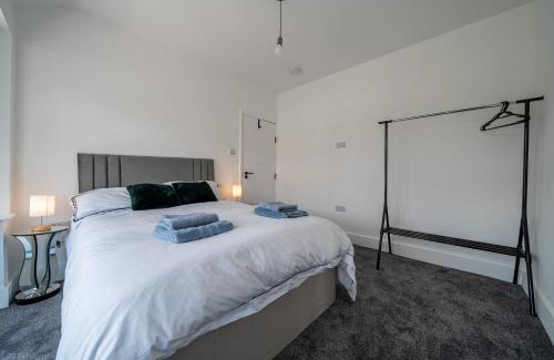 London Borough of Ealing House | Modern 5 bed home in Ealing, free driveway parking, sleeps 8