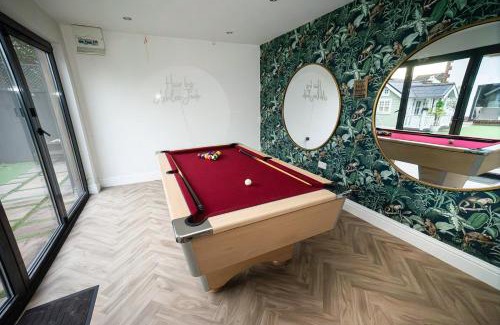 Cockett House | Modern 5-Bed Retreat with Parking
