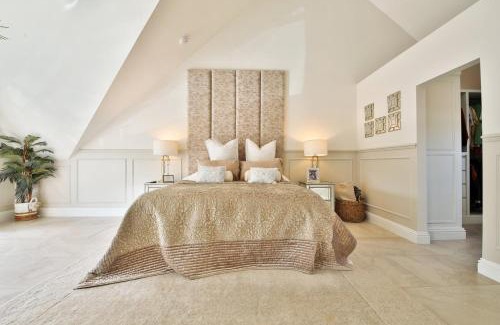 Cockett House | Modern 5-Bed Retreat with Parking