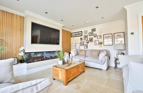 Cockett House | Modern 5-Bed Retreat with Parking