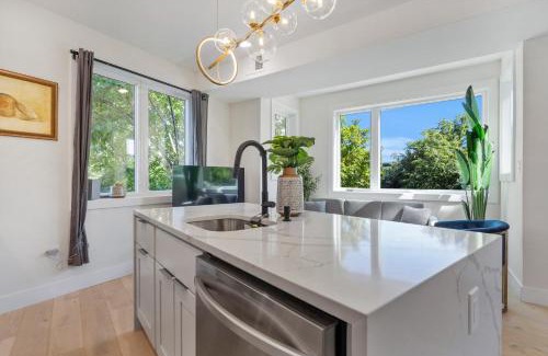 Southeast Apartment | Modern 5-Bedroom Apartment with Rooftop & Garden in Capitol Hill