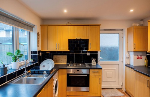 Redbridge House | Modern 5-bedroom house in London, Free Parking, Close to Chadwell Heath Station