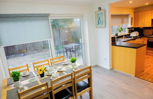 Redbridge House | Modern 5-bedroom house in London, Free Parking, Close to Chadwell Heath Station