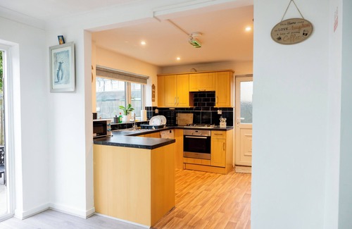 Redbridge House | Modern 5-bedroom house in London, Free Parking, Close to Chadwell Heath Station