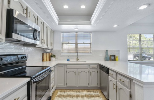 Del Prado House | Modern 5 Bedroom Retreat 🏝️ 5mins to Beach