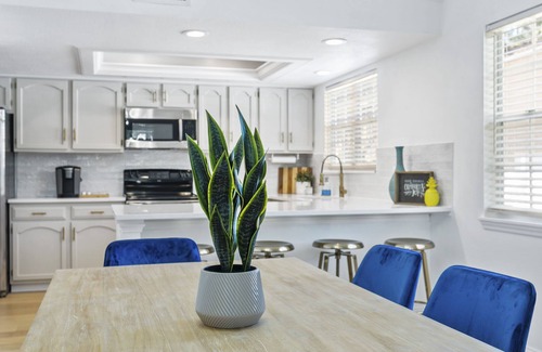 Del Prado House | Modern 5 Bedroom Retreat 🏝️ 5mins to Beach