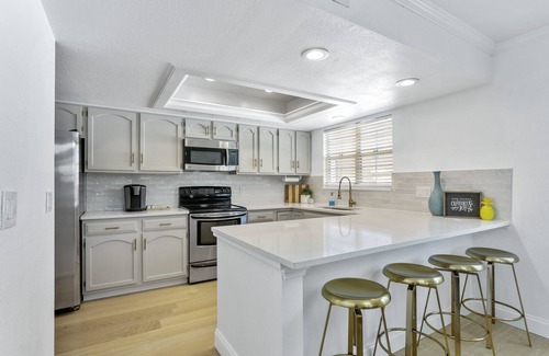 Del Prado House | Modern 5 Bedroom Retreat 🏝️ 5mins to Beach