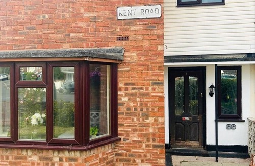 Wolverhampton House | Modern 5 BR Escape . Luxe Touches + WiFi