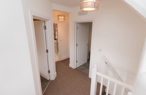 Wolverhampton House | Modern 5 BR Escape . Luxe Touches + WiFi