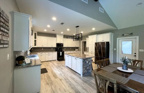 Zavalla House | Modern 5-BR Lake House w/Covered Parking