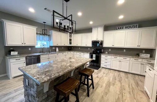 Zavalla House | Modern 5-BR Lake House w/Covered Parking