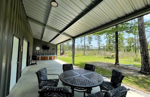 Zavalla House | Modern 5-BR Lake House w/Covered Parking