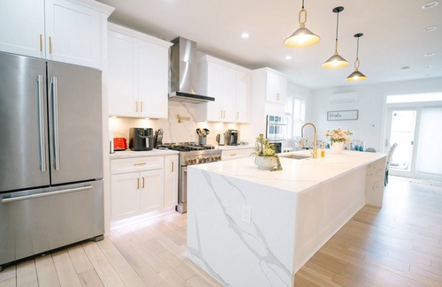 Park View House | Modern 5BR/5BA | Rooftop Deck & Private Parking!
