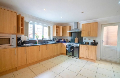 Marston Green Apartment | Modern 5BR Home 5mins to HS2, JLR, NEC Birmingham - Smart TV, Wifi, Free Parking