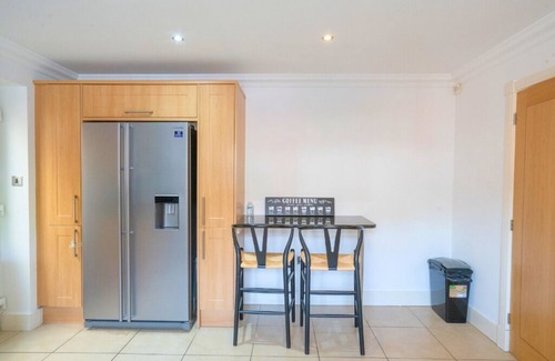 Marston Green Apartment | Modern 5BR Home 5mins to HS2, JLR, NEC Birmingham - Smart TV, Wifi, Free Parking