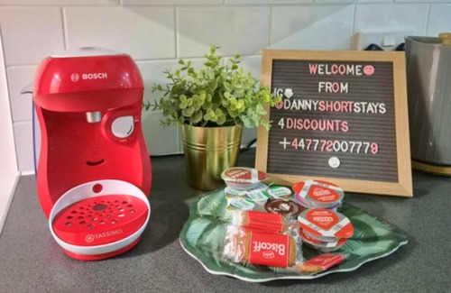 Marston Green Apartment | Modern 5BR Home 5mins to HS2, JLR, NEC Birmingham - Smart TV, Wifi, Free Parking