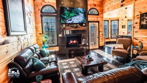 Gatlinburg - Pigeon Forge House | Modern 6 Bed 5 Bath CABIN AMAZING LOCATION & PRIVACY! -4 Miles to Gatlinburg-7 to Dollywood-Hot Tub-Fireplace-King Suits-Deck-Grill-Free Parking for 10 Vehicles-Firepit-Fully Stocked Kitchen-Theater-"Smoky View Cabin"