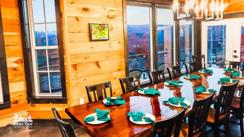 Gatlinburg - Pigeon Forge House | Modern 6 Bed 5 Bath CABIN AMAZING LOCATION & PRIVACY! -4 Miles to Gatlinburg-7 to Dollywood-Hot Tub-Fireplace-King Suits-Deck-Grill-Free Parking for 10 Vehicles-Firepit-Fully Stocked Kitchen-Theater-"Smoky View Cabin"