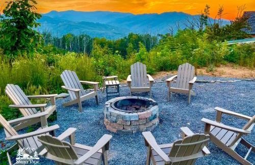 Gatlinburg - Pigeon Forge House | Modern 6 Bed 5 Bath CABIN AMAZING LOCATION & PRIVACY! -4 Miles to Gatlinburg-7 to Dollywood-Hot Tub-Fireplace-King Suits-Deck-Grill-Free Parking for 10 Vehicles-Firepit-Fully Stocked Kitchen-Theater-"Smoky View Cabin"
