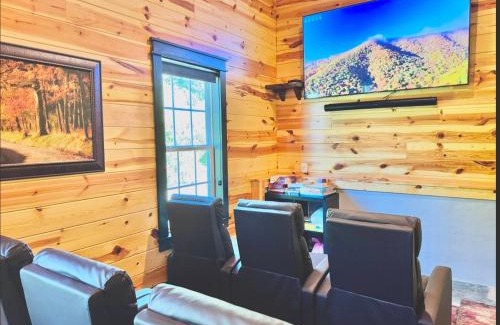 Gatlinburg - Pigeon Forge House | Modern 6 Bed 5 Bath CABIN AMAZING LOCATION & PRIVACY! -4 Miles to Gatlinburg-7 to Dollywood-Hot Tub-Fireplace-King Suits-Deck-Grill-Free Parking for 10 Vehicles-Firepit-Fully Stocked Kitchen-Theater-"Smoky View Cabin"