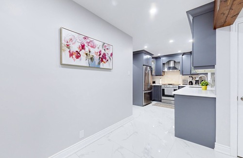 Clarkson-Lorne Park House | Modern 6 Bedroom/3 Bath Pool Home Near the Lake