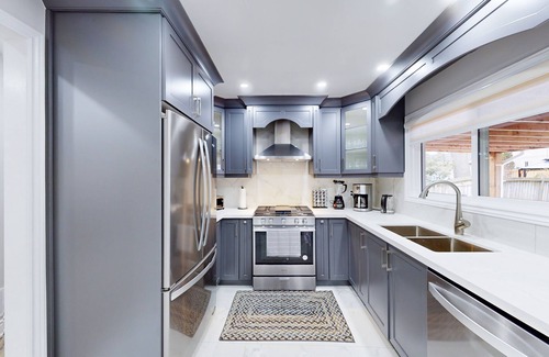 Clarkson-Lorne Park House | Modern 6 Bedroom/3 Bath Pool Home Near the Lake