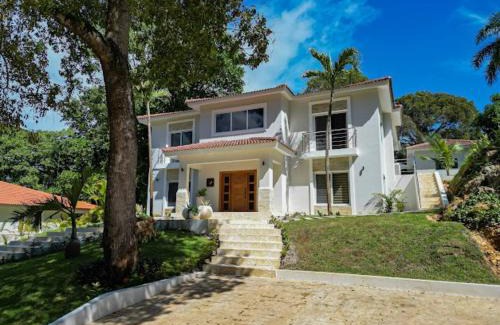 Urbanizacion Tavarez House | Modern 6 Br Villa With Hot Tub