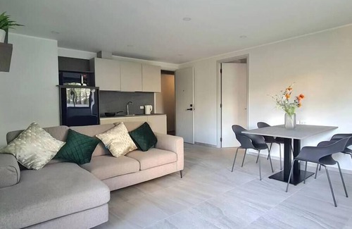 Chalong Apartment | Modern 61m2 Apt, Ideally located (200Mbps+ Wi-Fi)