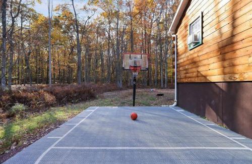 Hickory Hills House | Modern 6BR Cabin- Hot Tub Theater Basketball