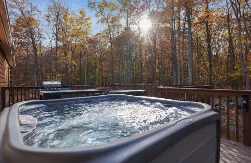 Hickory Hills House | Modern 6BR Cabin- Hot Tub Theater Basketball