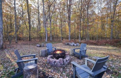 Hickory Hills House | Modern 6BR Cabin- Hot Tub Theater Basketball