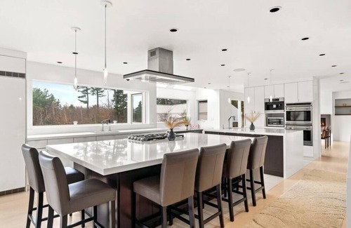 New London House | Modern 7-BR Chalet Minutes to Mt. Sunapee