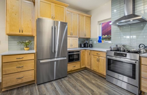 North Star House | Modern & Accessible 4BR Retreat in Downtown Anchorage - dog friendly