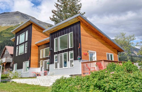 Seward House | Modern Accommodations with Luxurious View