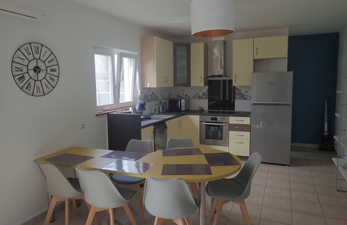 Bouzigues House | Modern, air-conditioned house, 5 minutes walk from the beach, quiet. 3 rooms.