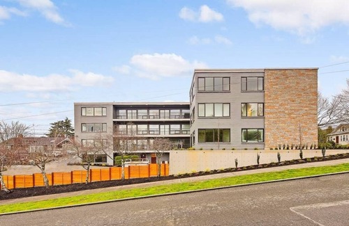 West Queen Anne Apartment | Modern, airy and bright, this private apartment sits on the top of Queen Anne hill.