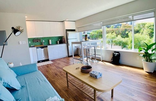 Queen Anne Apartment | Modern, airy and bright, this private apartment sits on the top of Queen Anne hill.