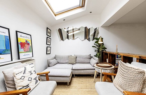 Clissold House | Modern & Airy 2-Bed Gem in Trendy Stoke Newington