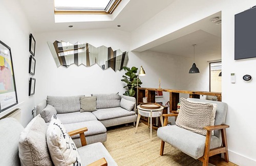 Clissold House | Modern & Airy 2-Bed Gem in Trendy Stoke Newington