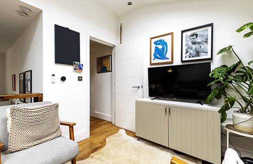 Clissold House | Modern & Airy 2-Bed Gem in Trendy Stoke Newington