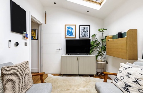 Clissold House | Modern & Airy 2-Bed Gem in Trendy Stoke Newington