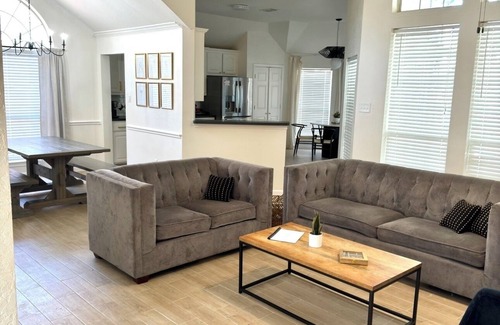 Southeast Arlington House | Modern Airy home walking distance from TCC