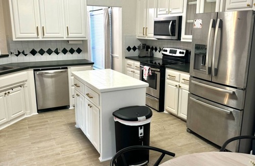 Southeast Arlington House | Modern Airy home walking distance from TCC
