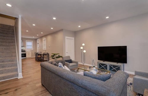 Pittsburgh House | Modern All-New, Near Downtown, Private Parking - walking to Children Hospital