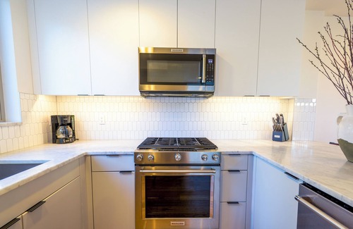 Bryant House | Modern and Airy home near UW & Seattle Children’s