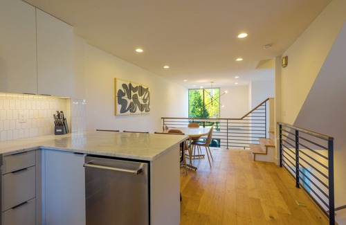 Bryant House | Modern and Airy home near UW & Seattle Children’s