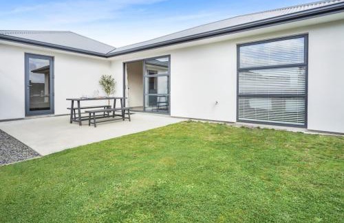 Te Rapa House | Modern and Central with 2 Ensuites -By KOSH BNB