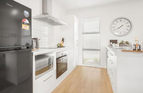 Te Rapa House | Modern and Central with 2 Ensuites -By KOSH BNB