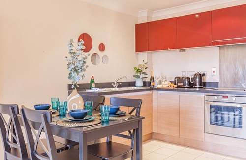 Oxford House | Modern and chic city centre apartment with parking